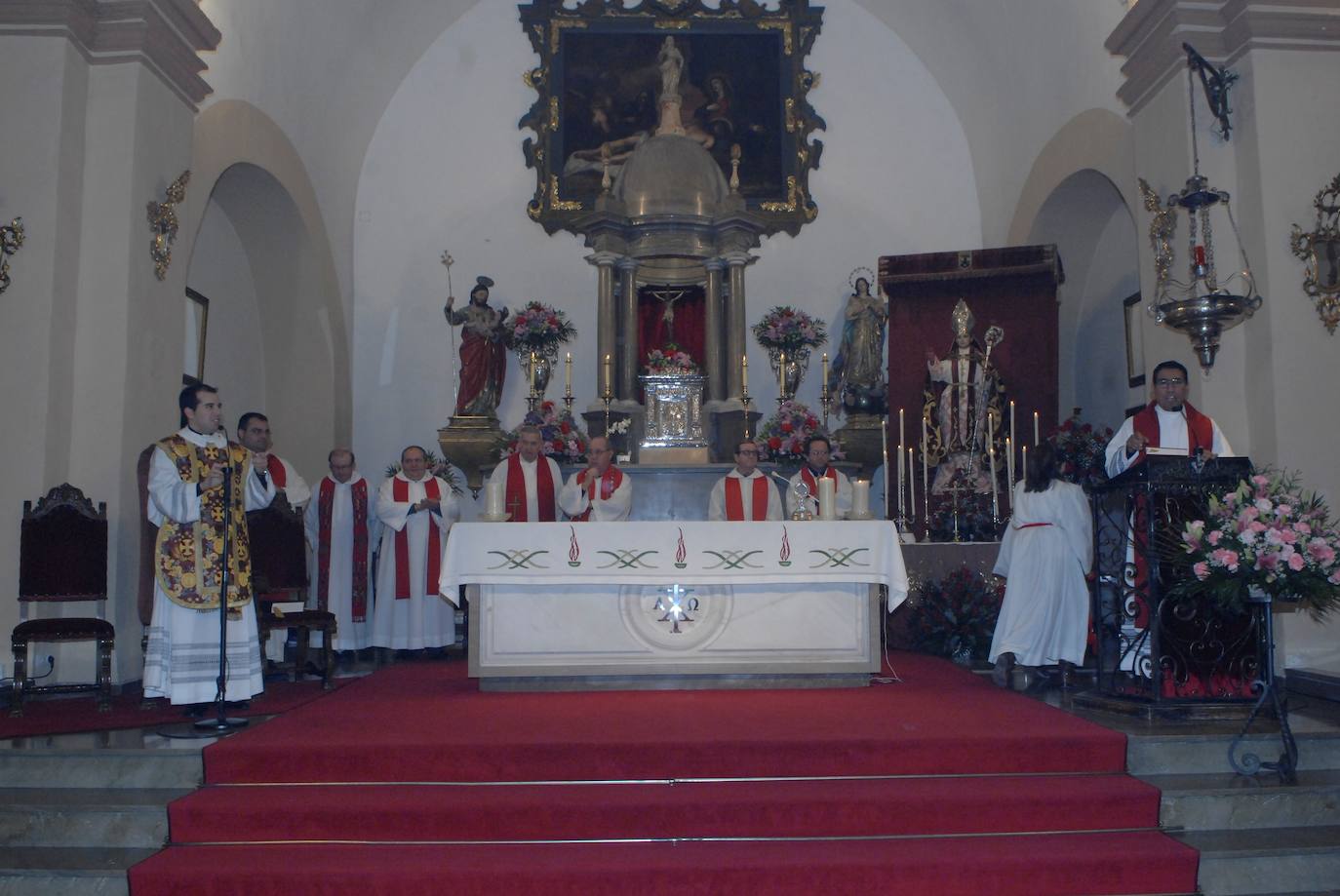 Miles de lazos rojos bendecidos por el sacerdote fueron repartidos en las fiestas de San Blas de Dúrcal 