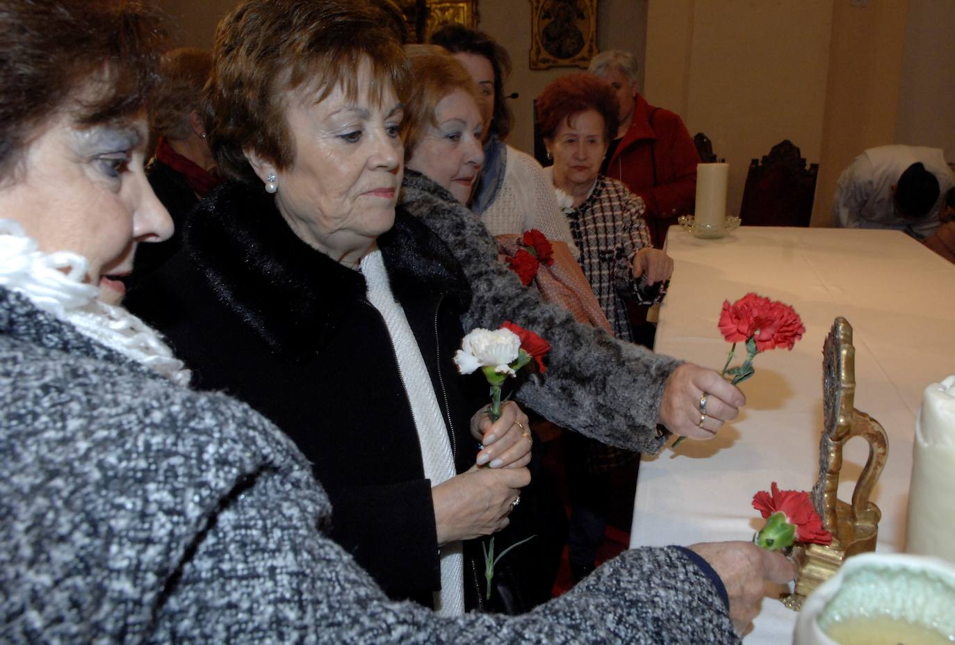 Miles de lazos rojos bendecidos por el sacerdote fueron repartidos en las fiestas de San Blas de Dúrcal 