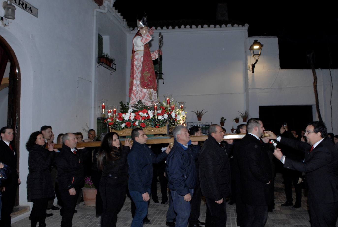 Miles de lazos rojos bendecidos por el sacerdote fueron repartidos en las fiestas de San Blas de Dúrcal 