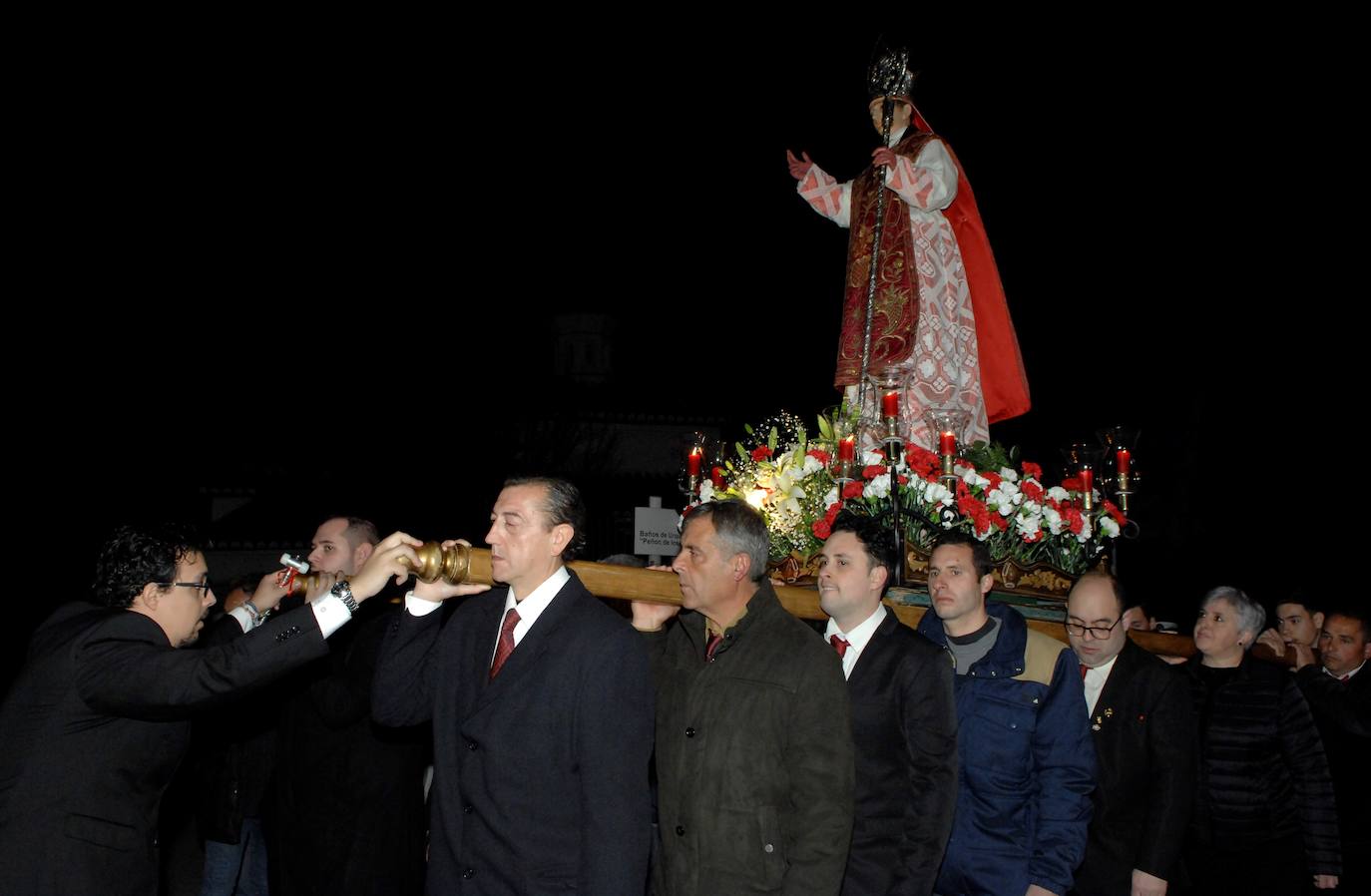 Miles de lazos rojos bendecidos por el sacerdote fueron repartidos en las fiestas de San Blas de Dúrcal 