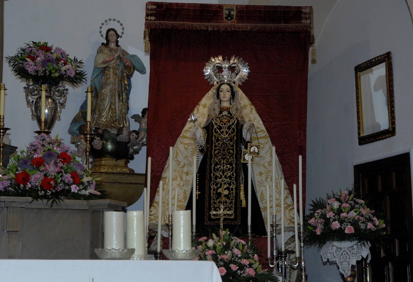 Miles de lazos rojos bendecidos por el sacerdote fueron repartidos en las fiestas de San Blas de Dúrcal 