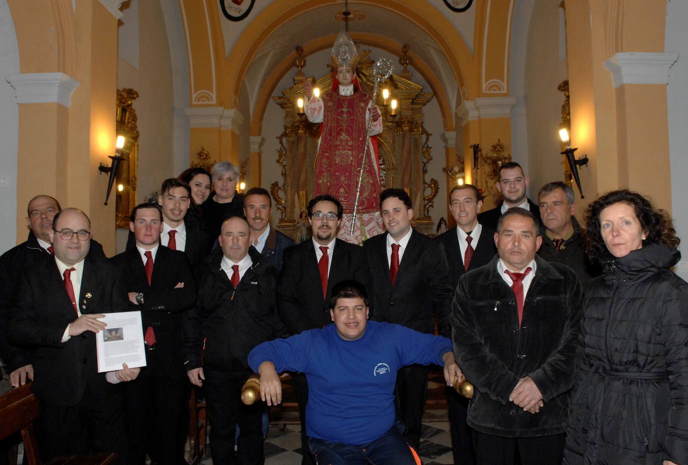 Miles de lazos rojos bendecidos por el sacerdote fueron repartidos en las fiestas de San Blas de Dúrcal 