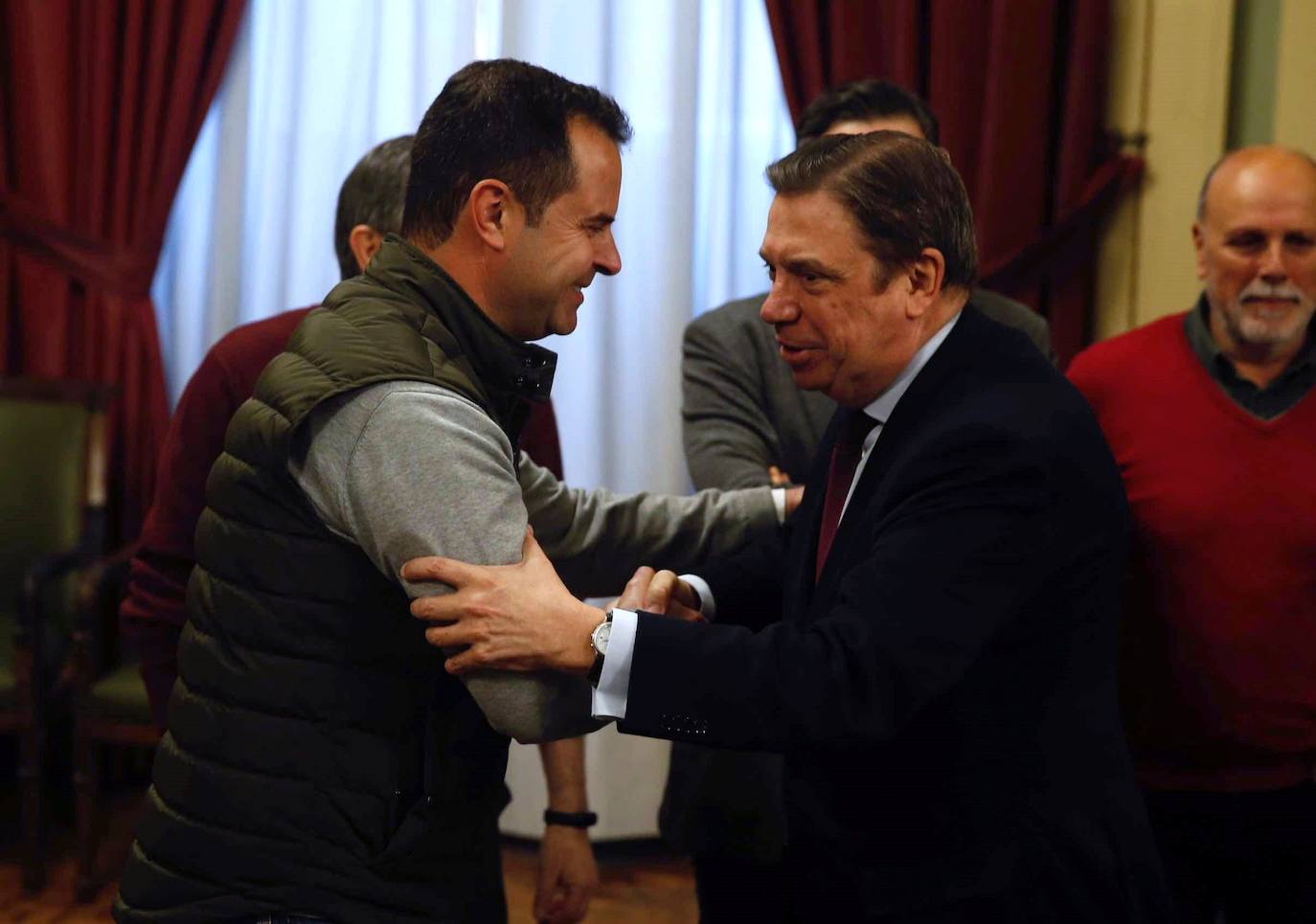 Juan Luis Ávila (COAG) saluda a Luis Planas. 