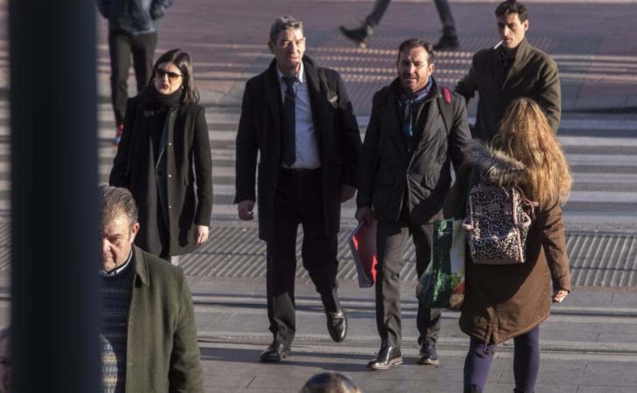 García Arrabal, con barba y un maletín, camina hacia la sala de vistas