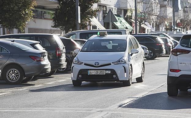 Un taxi circula por Cenes de la Vega, el municipio que contará con los vehículos de Granada gracias al Área de Prestación Conjunta.