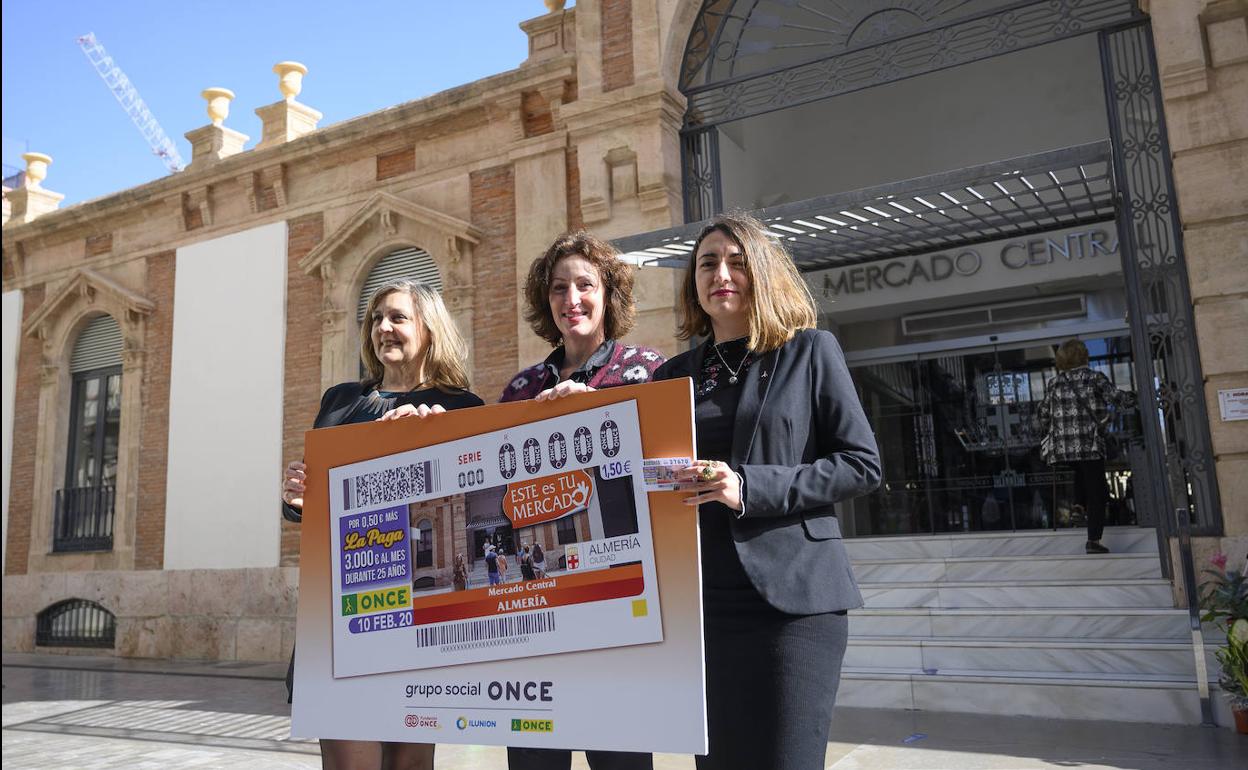 La concejal y las responsables de la ONCE con el cupón.