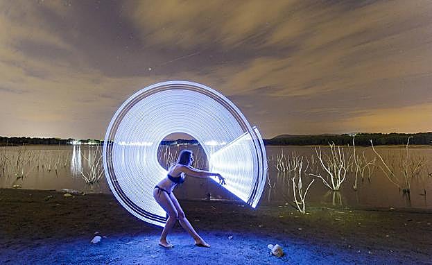 Esfera luminosa que aporta una espectacular sensación de movimiento a una modelo que se halla completamente quieta.