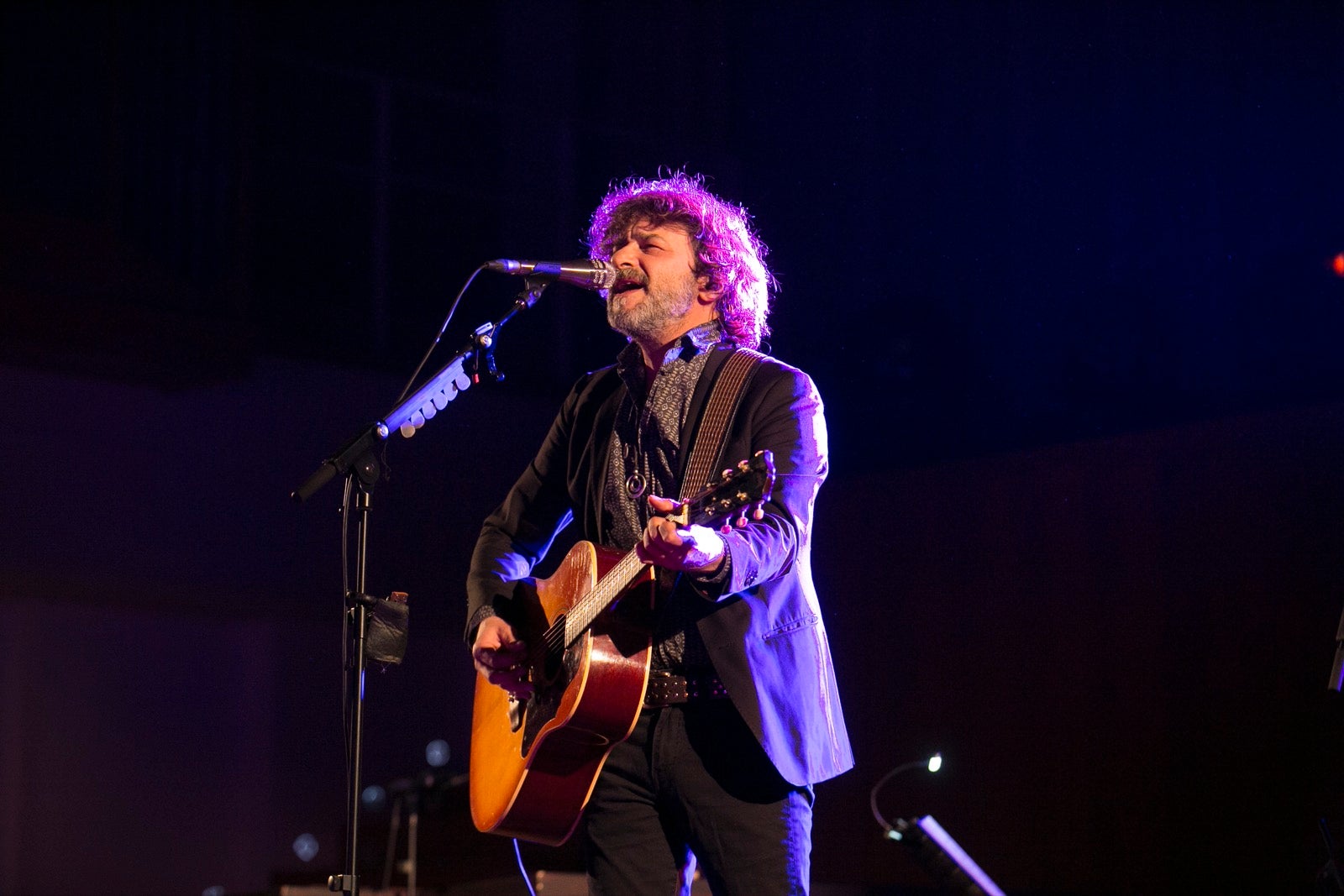 El artista madrileño cantó en el Falla las canciones basadas en los versos de García Montero.