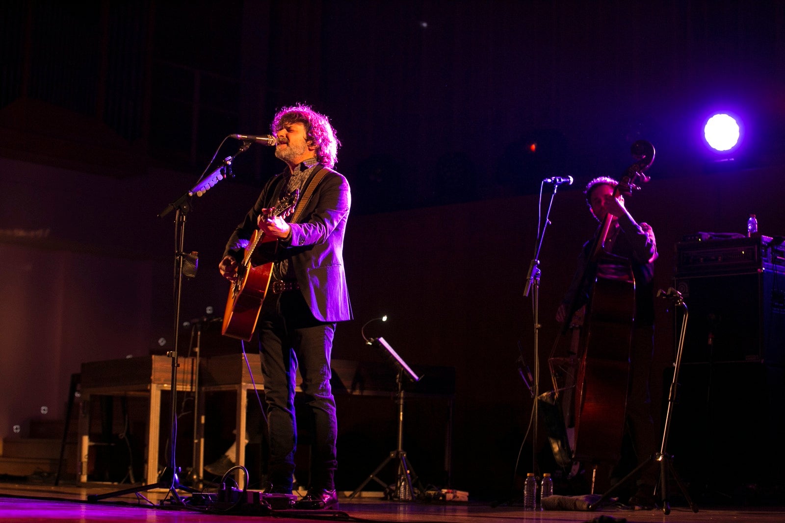 El artista madrileño cantó en el Falla las canciones basadas en los versos de García Montero.