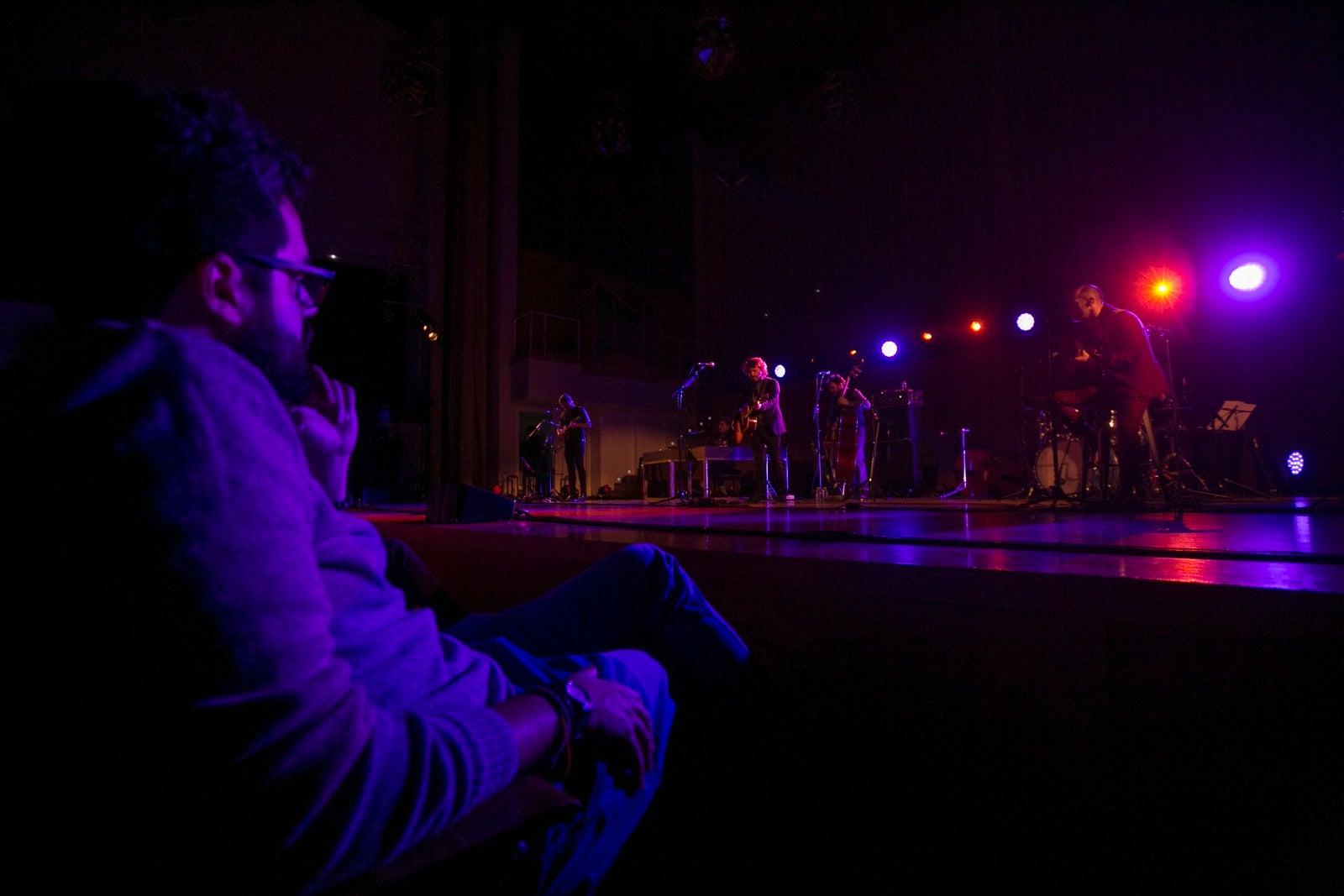 El artista madrileño cantó en el Falla las canciones basadas en los versos de García Montero.