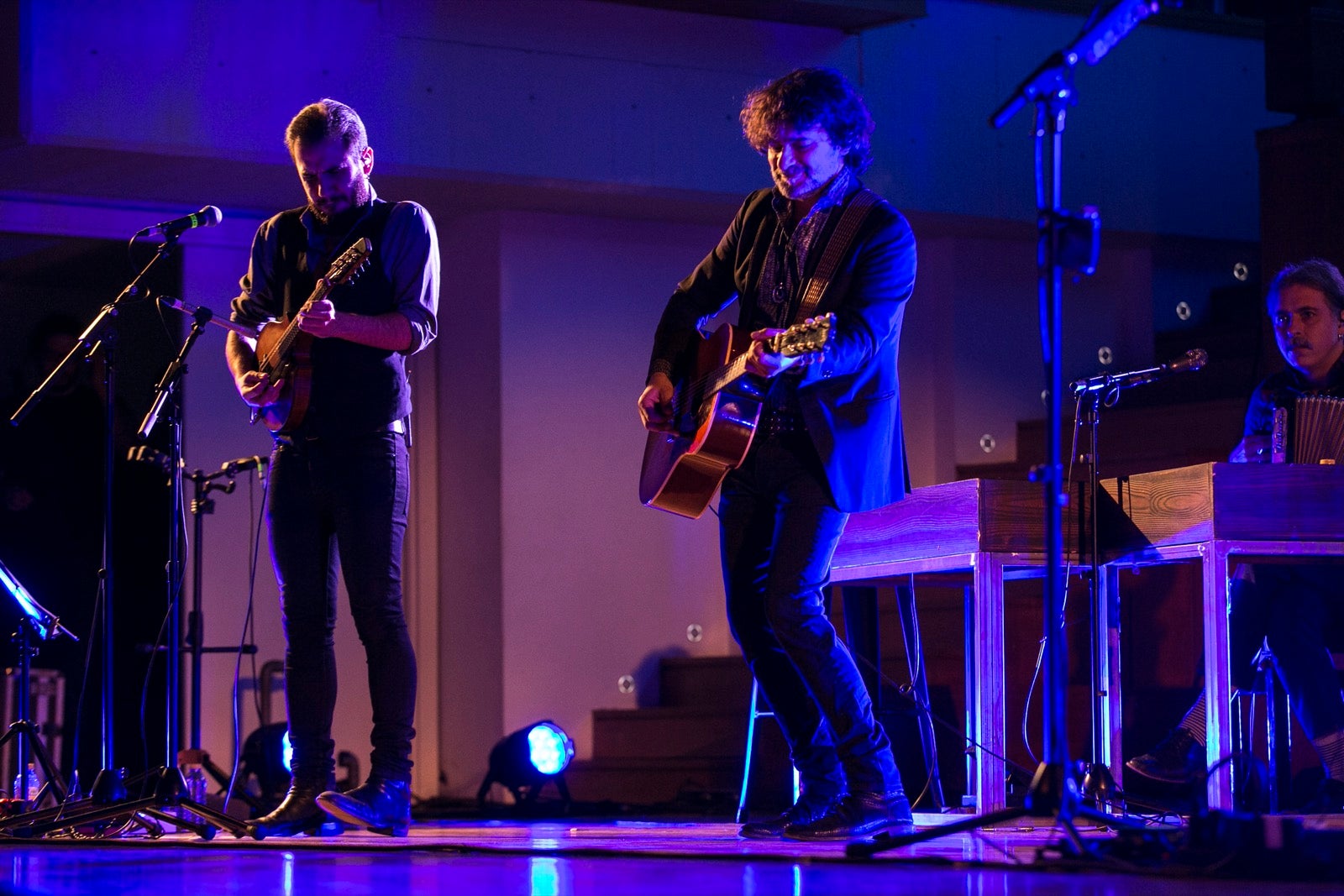 El artista madrileño cantó en el Falla las canciones basadas en los versos de García Montero.