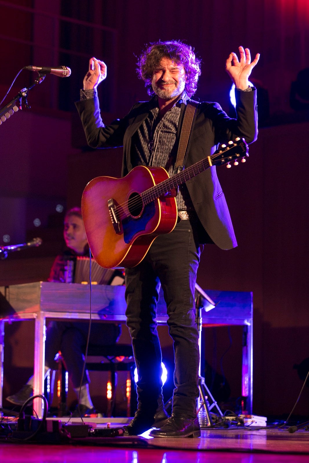 El artista madrileño cantó en el Falla las canciones basadas en los versos de García Montero.