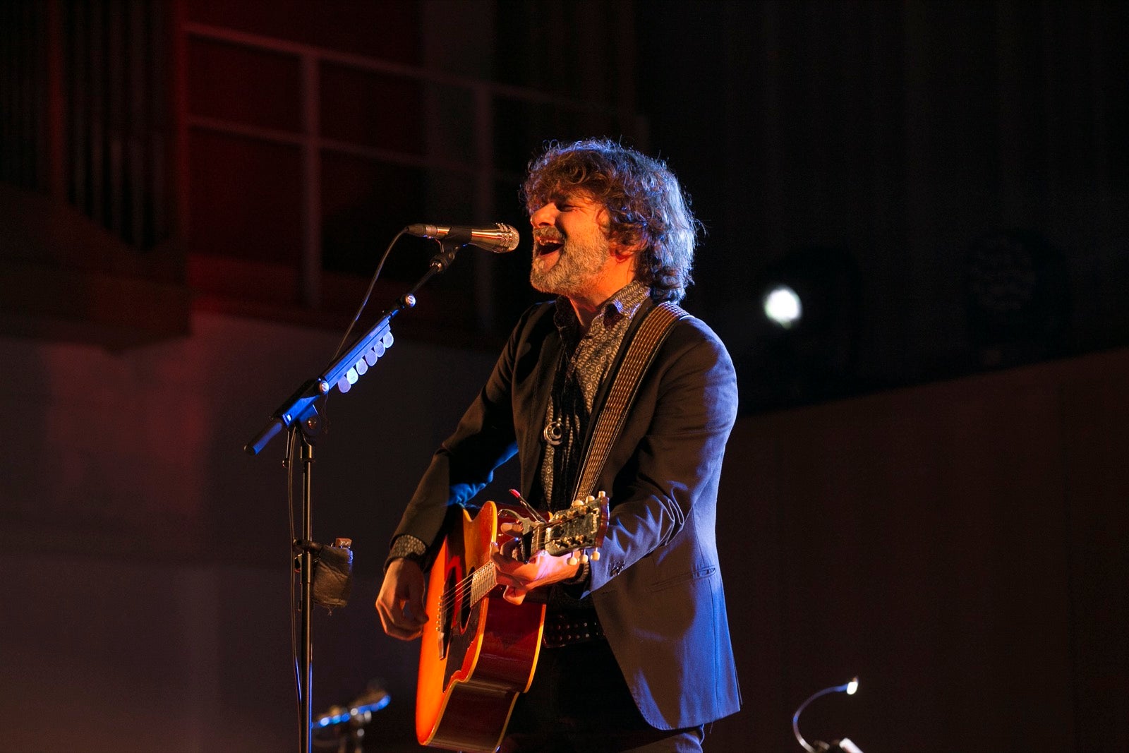 El artista madrileño cantó en el Falla las canciones basadas en los versos de García Montero.