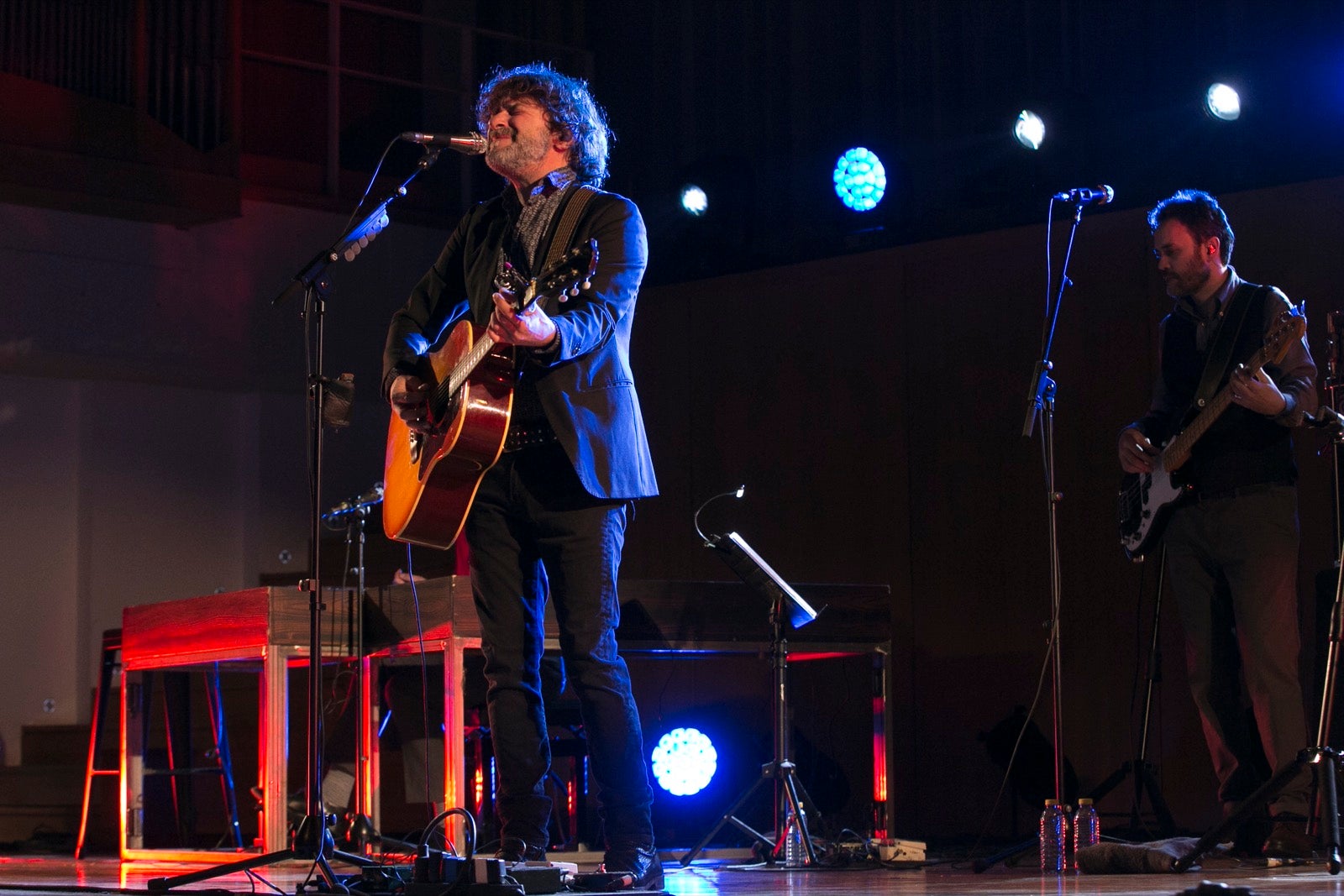 El artista madrileño cantó en el Falla las canciones basadas en los versos de García Montero.
