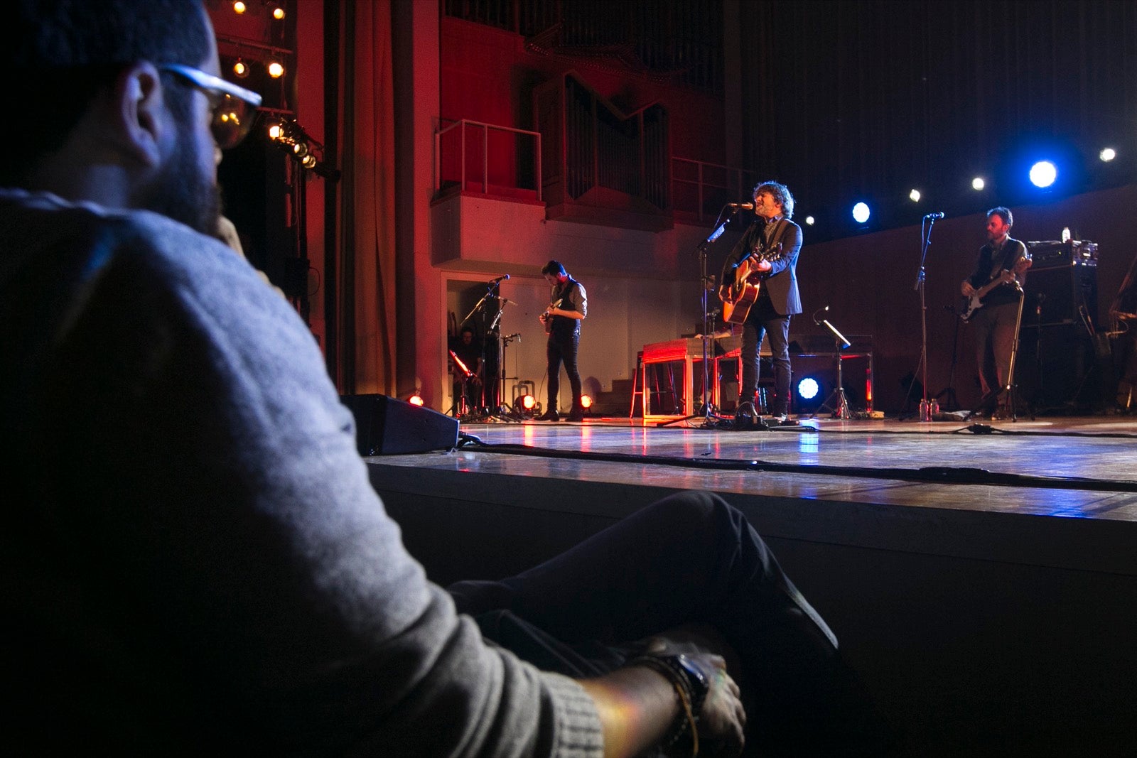 El artista madrileño cantó en el Falla las canciones basadas en los versos de García Montero.