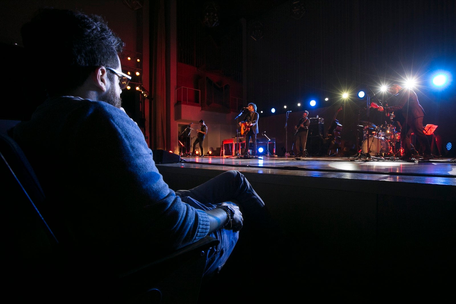 El artista madrileño cantó en el Falla las canciones basadas en los versos de García Montero.