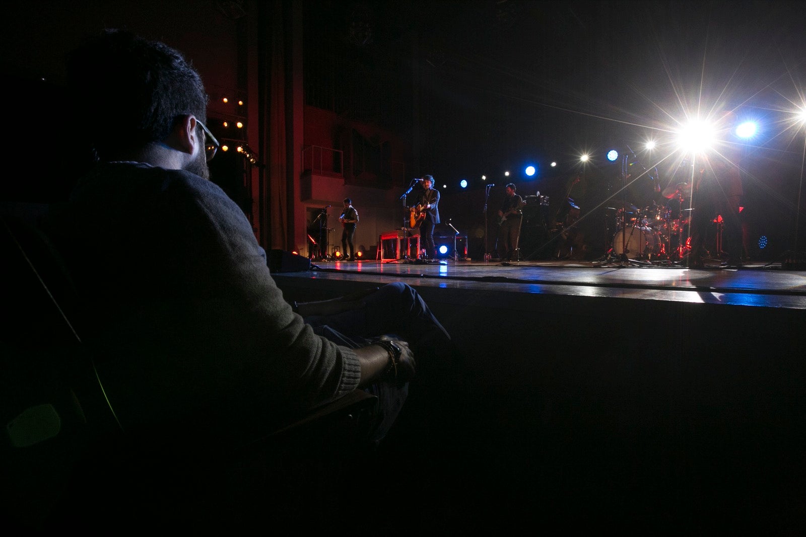 El artista madrileño cantó en el Falla las canciones basadas en los versos de García Montero.