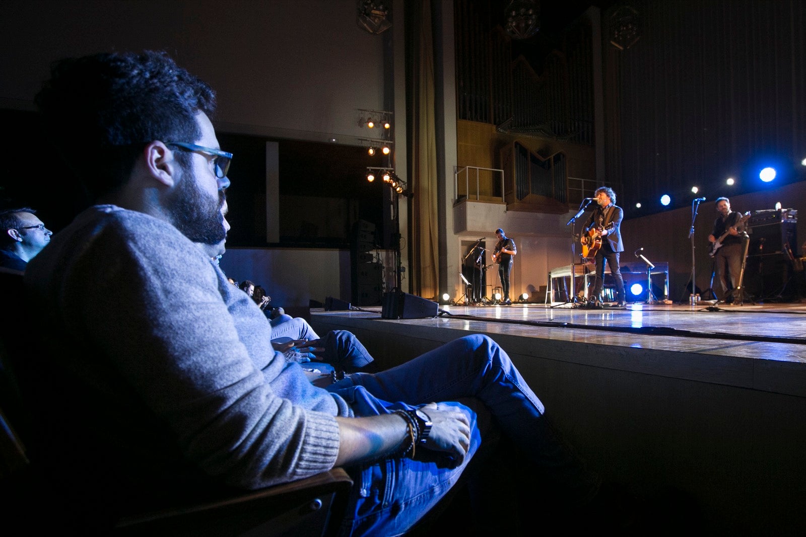 El artista madrileño cantó en el Falla las canciones basadas en los versos de García Montero.