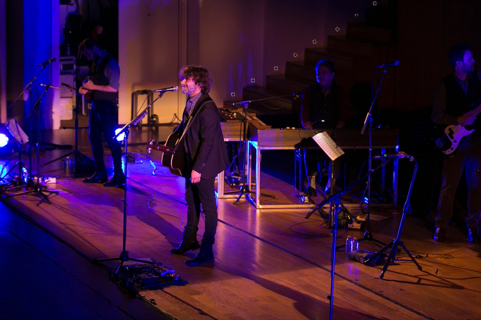 El artista madrileño cantó en el Falla las canciones basadas en los versos de García Montero.