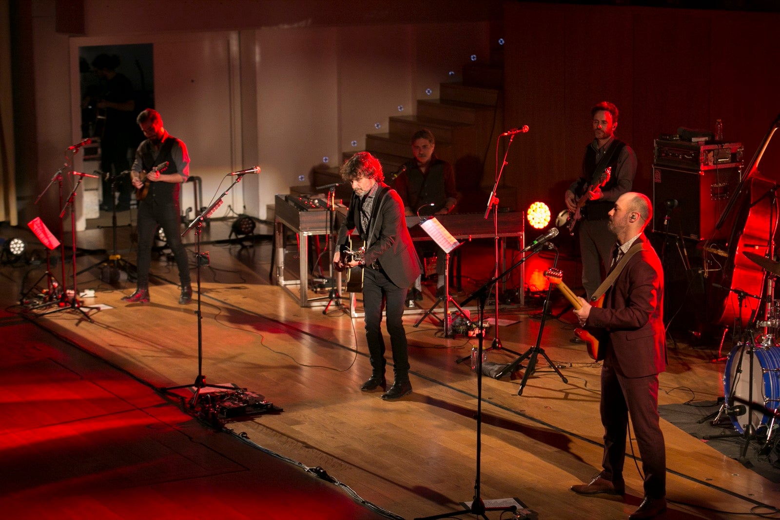 El artista madrileño cantó en el Falla las canciones basadas en los versos de García Montero.