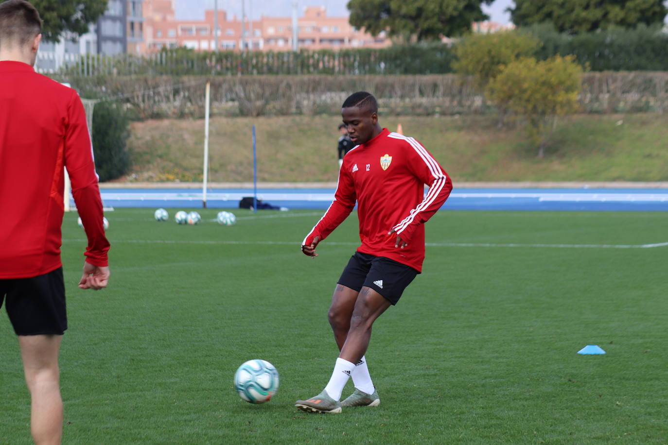 Guti charla con sus jugadores en el entrenamiento tras el mal partido frente al Racing