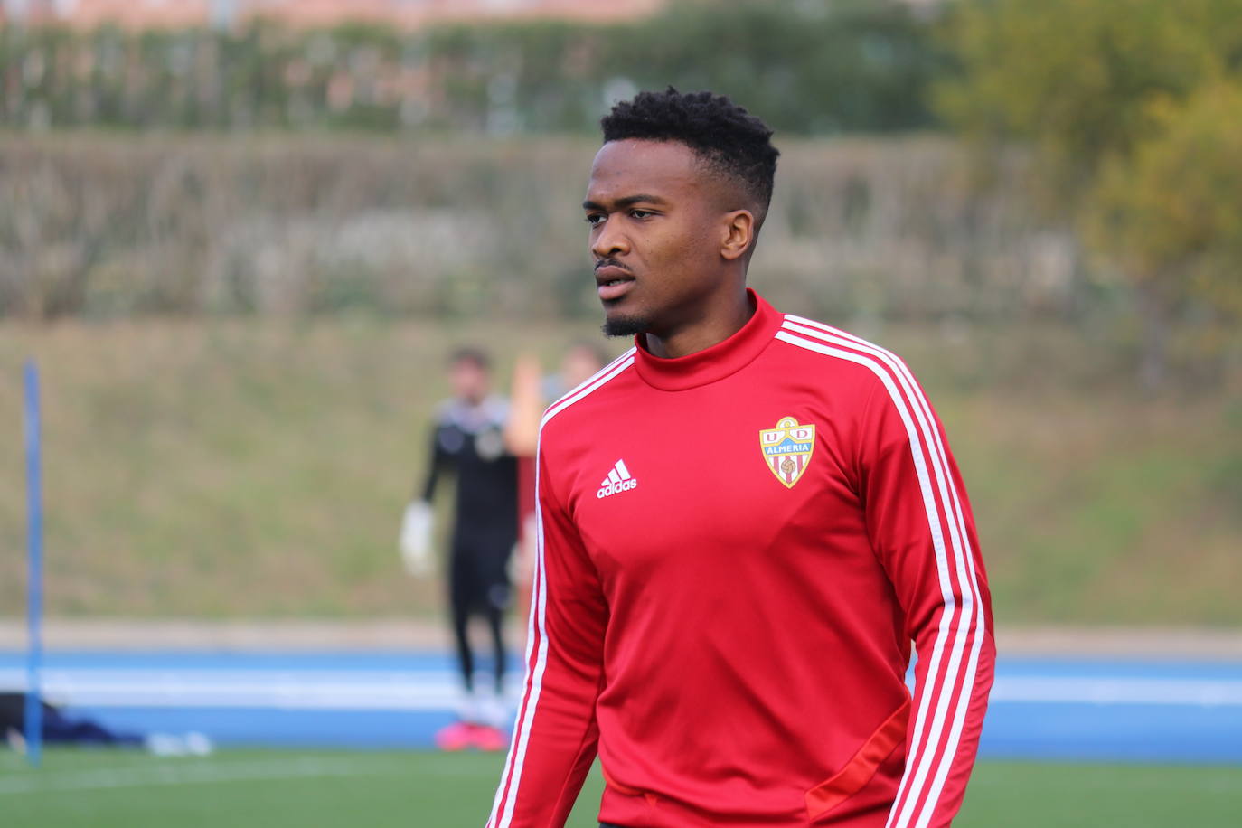 Guti charla con sus jugadores en el entrenamiento tras el mal partido frente al Racing