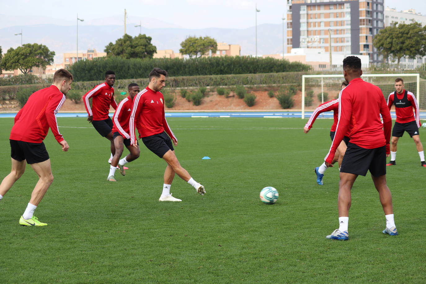 Guti charla con sus jugadores en el entrenamiento tras el mal partido frente al Racing