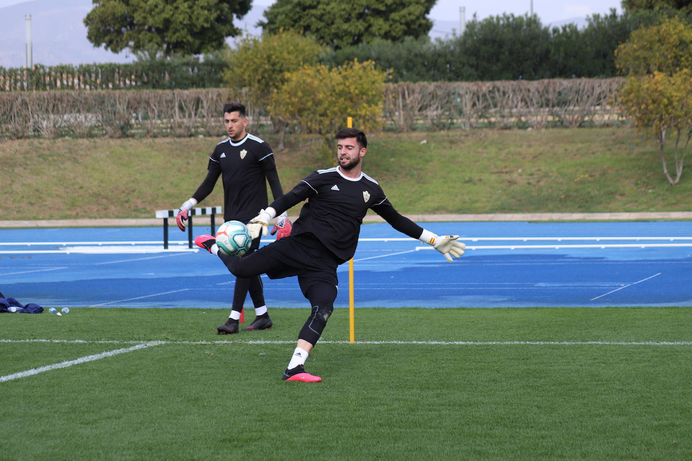 Guti charla con sus jugadores en el entrenamiento tras el mal partido frente al Racing