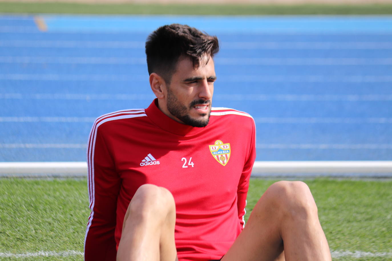 Guti charla con sus jugadores en el entrenamiento tras el mal partido frente al Racing