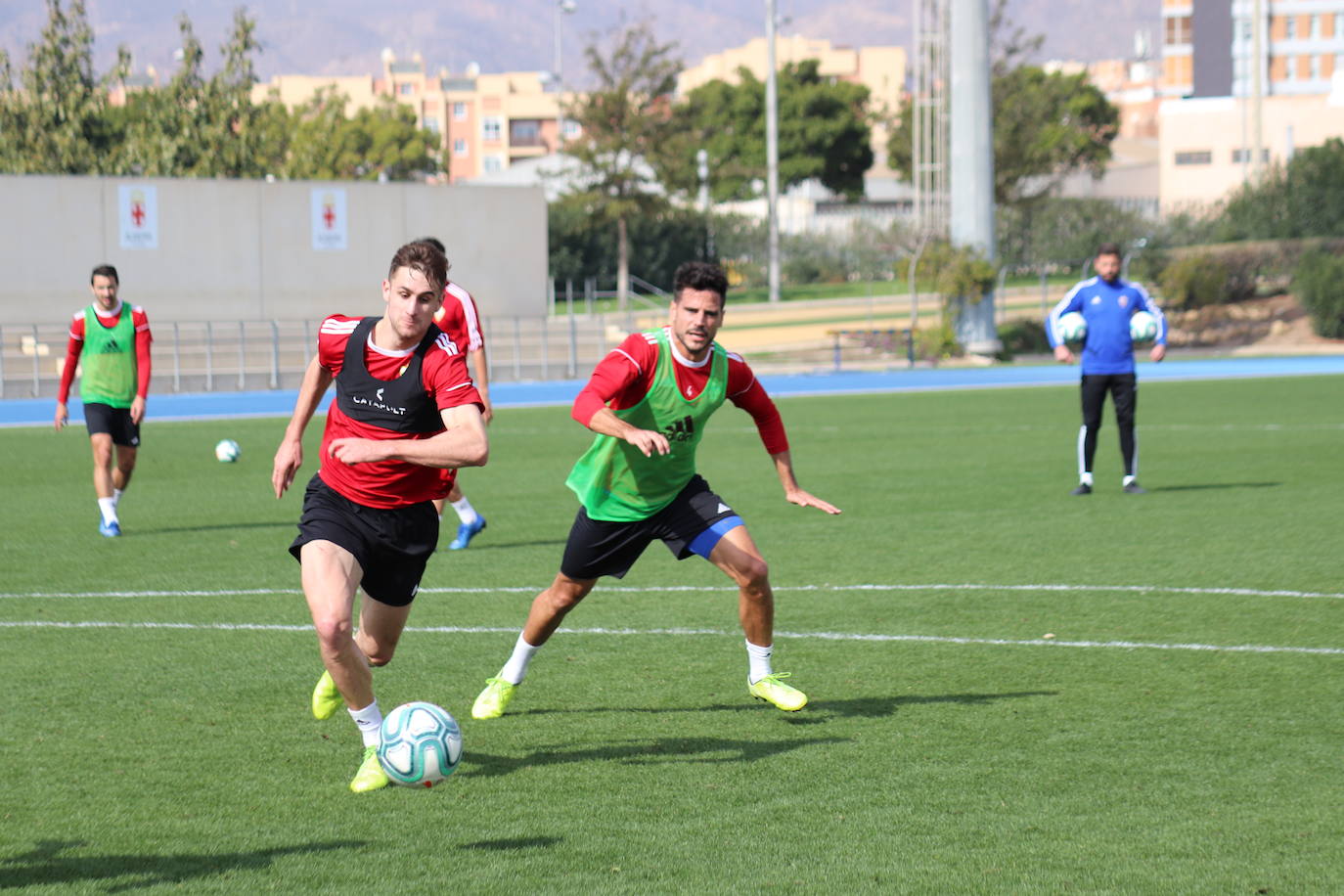 Guti charla con sus jugadores en el entrenamiento tras el mal partido frente al Racing