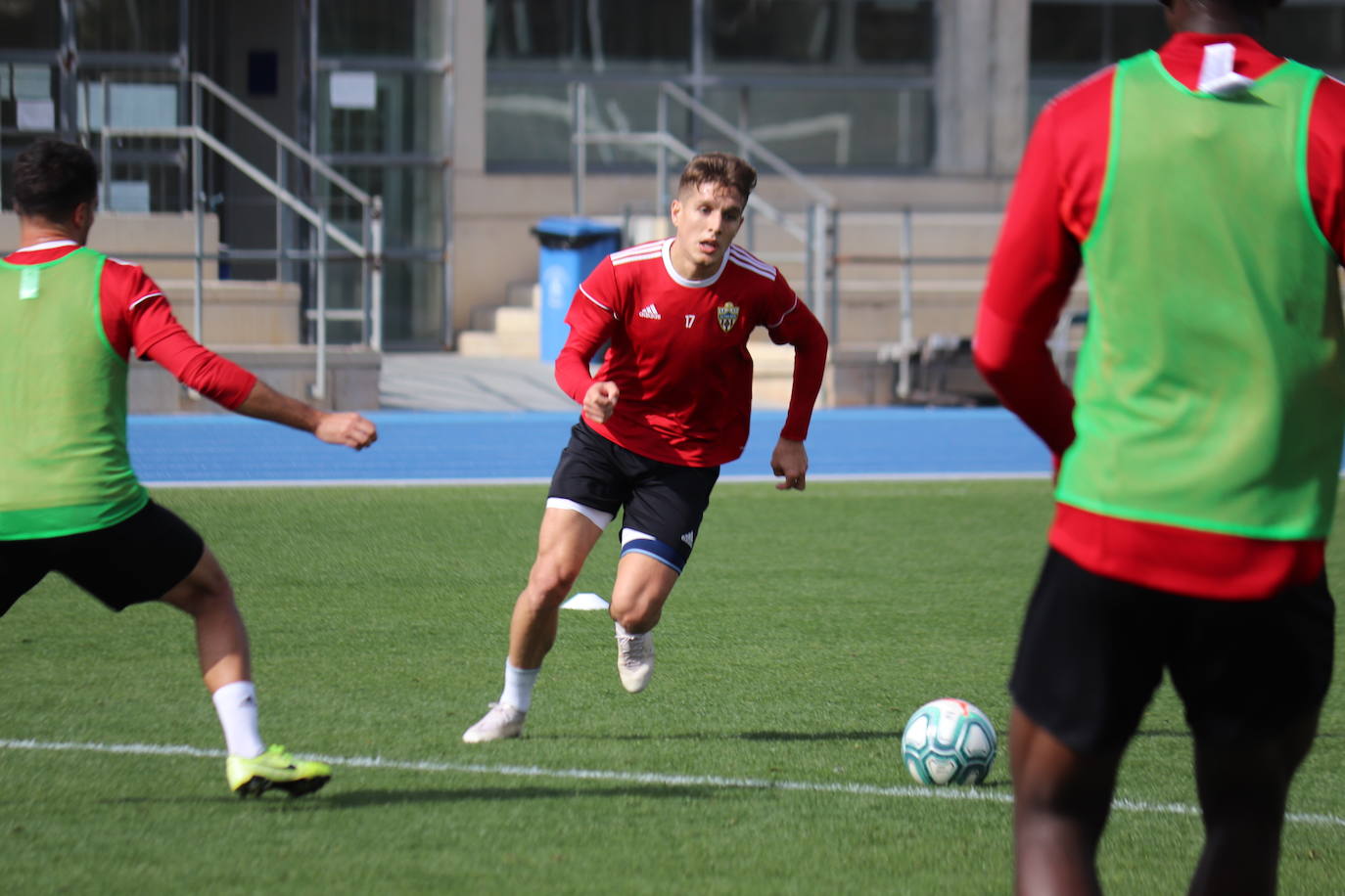 Guti charla con sus jugadores en el entrenamiento tras el mal partido frente al Racing
