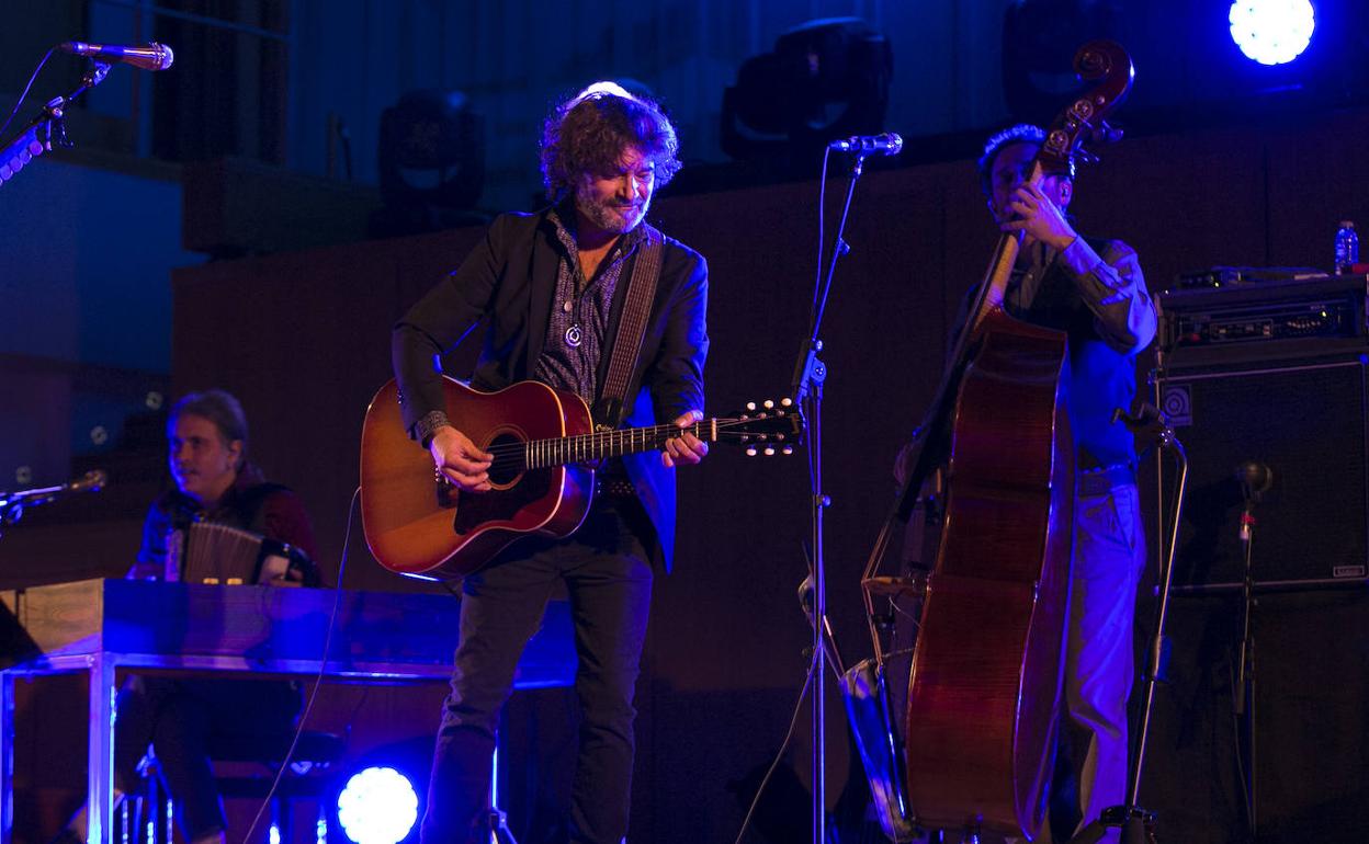 Quique González, durante su concierto de anoche.