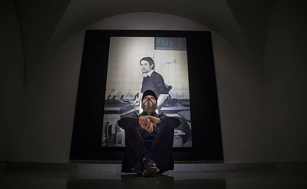 Bernardino Sánchez ante su obra 'Sala de reprobación'.