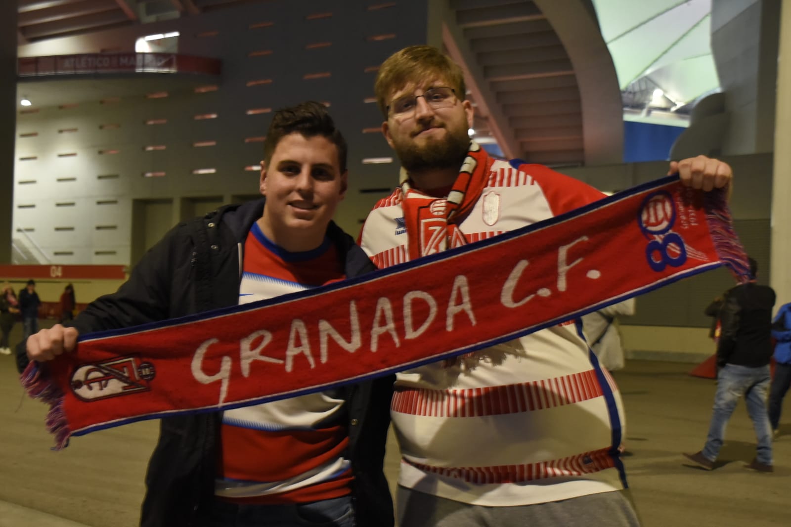 Varias decenas de aficinados granadinistas se han dado cita en las gradas del Wanda Metropolitano