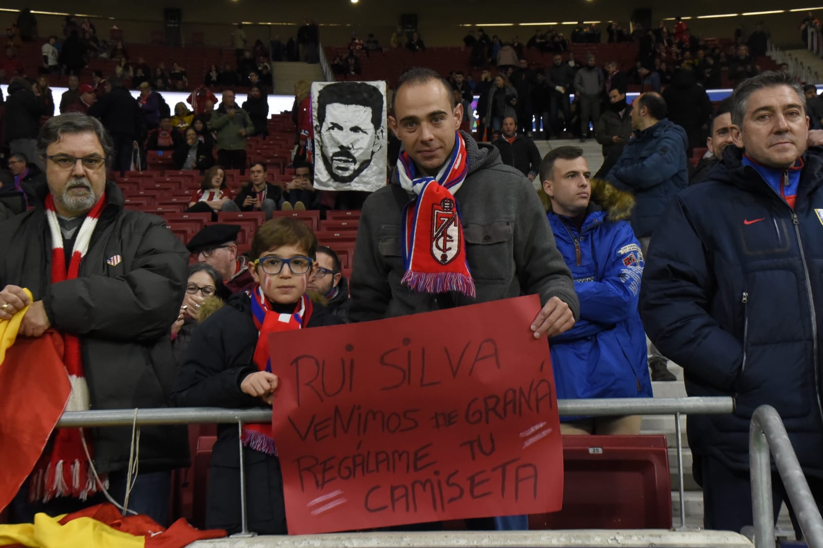 Varias decenas de aficinados granadinistas se han dado cita en las gradas del Wanda Metropolitano