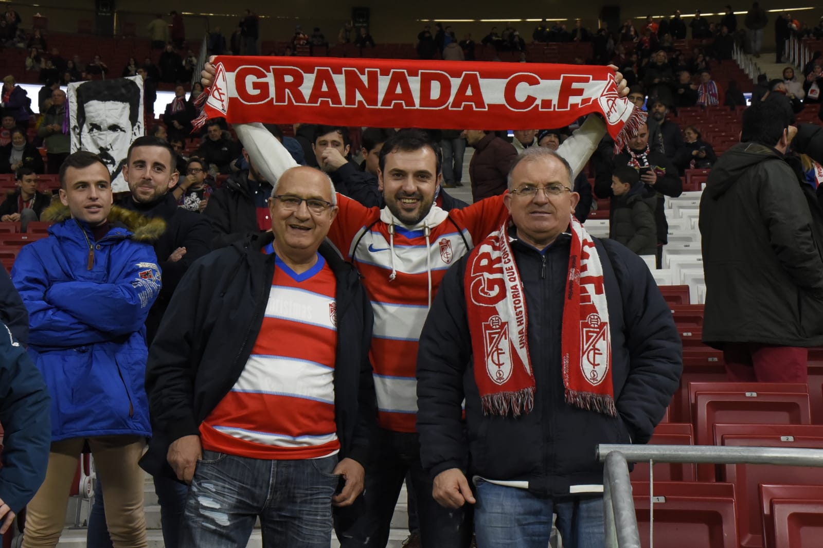 Varias decenas de aficinados granadinistas se han dado cita en las gradas del Wanda Metropolitano