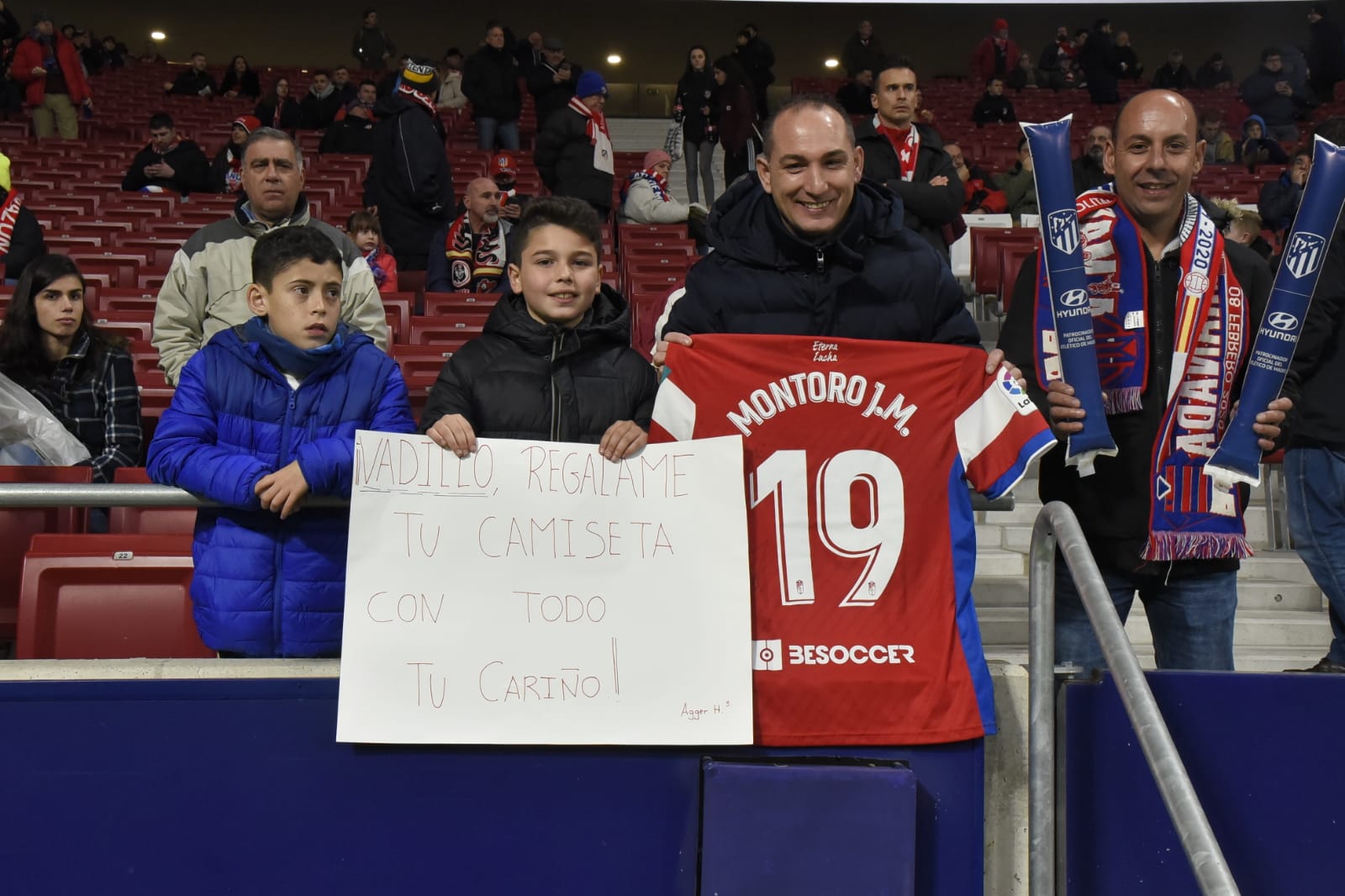 Varias decenas de aficinados granadinistas se han dado cita en las gradas del Wanda Metropolitano