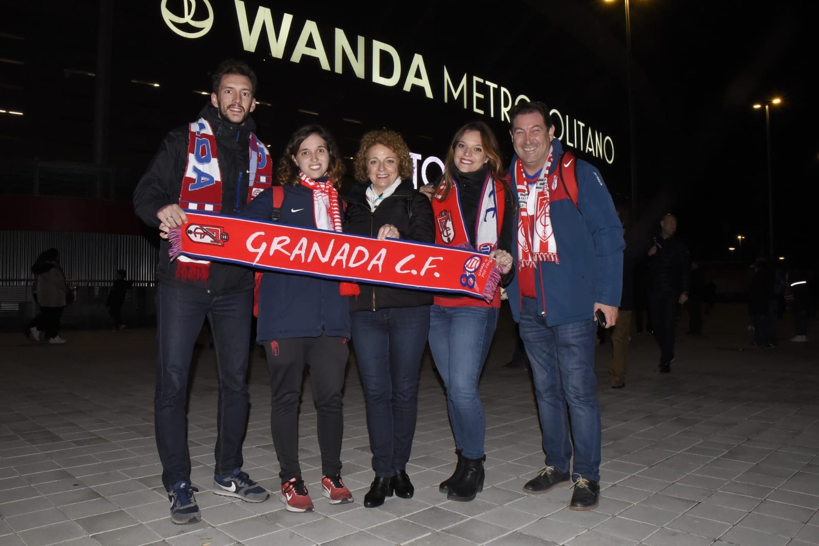 Varias decenas de aficinados granadinistas se han dado cita en las gradas del Wanda Metropolitano