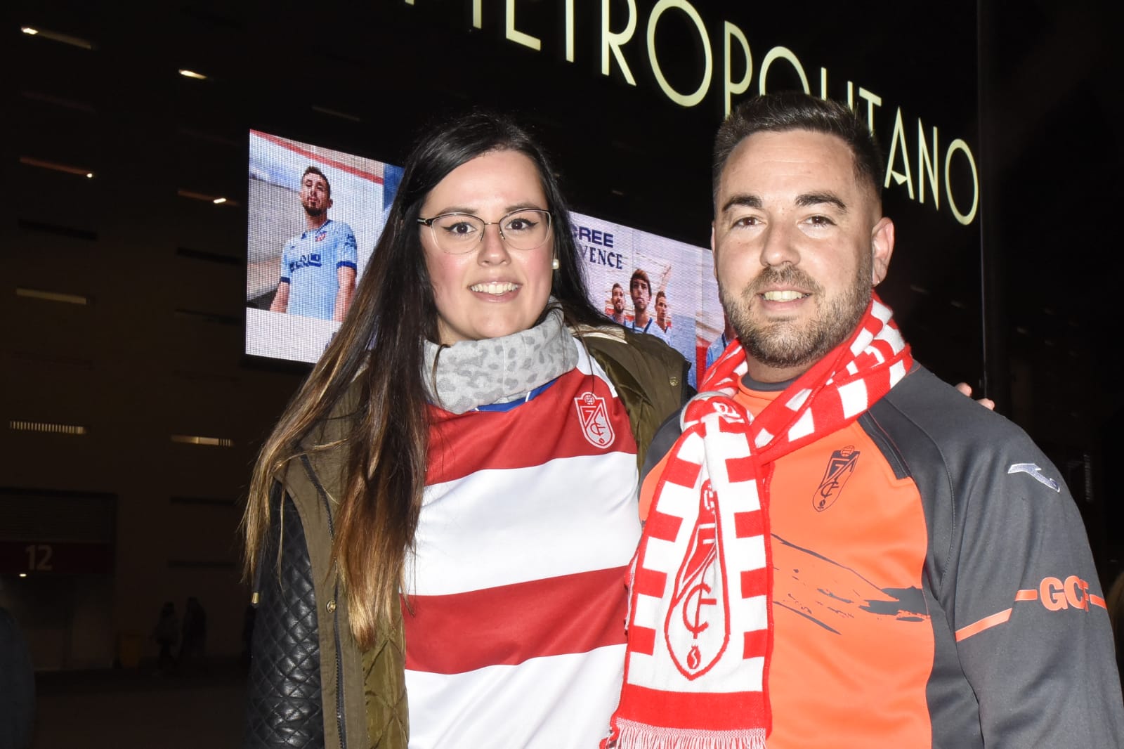 Varias decenas de aficinados granadinistas se han dado cita en las gradas del Wanda Metropolitano