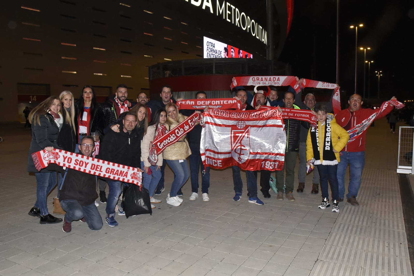 Varias decenas de aficinados granadinistas se han dado cita en las gradas del Wanda Metropolitano