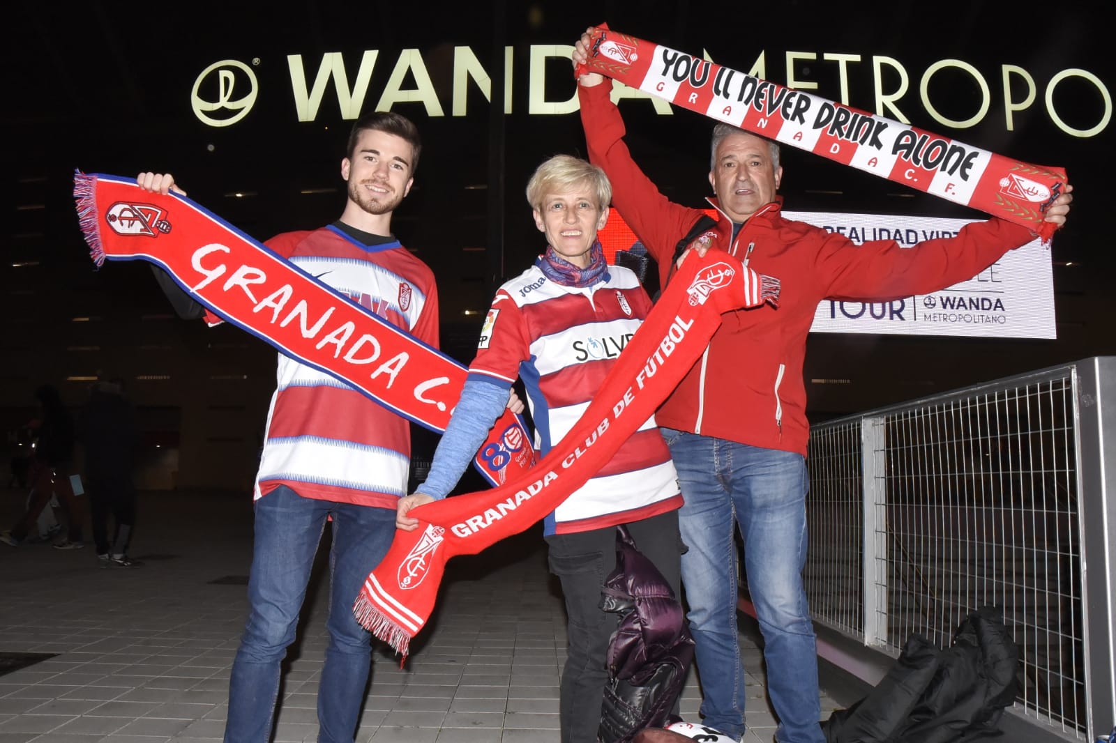 Varias decenas de aficinados granadinistas se han dado cita en las gradas del Wanda Metropolitano