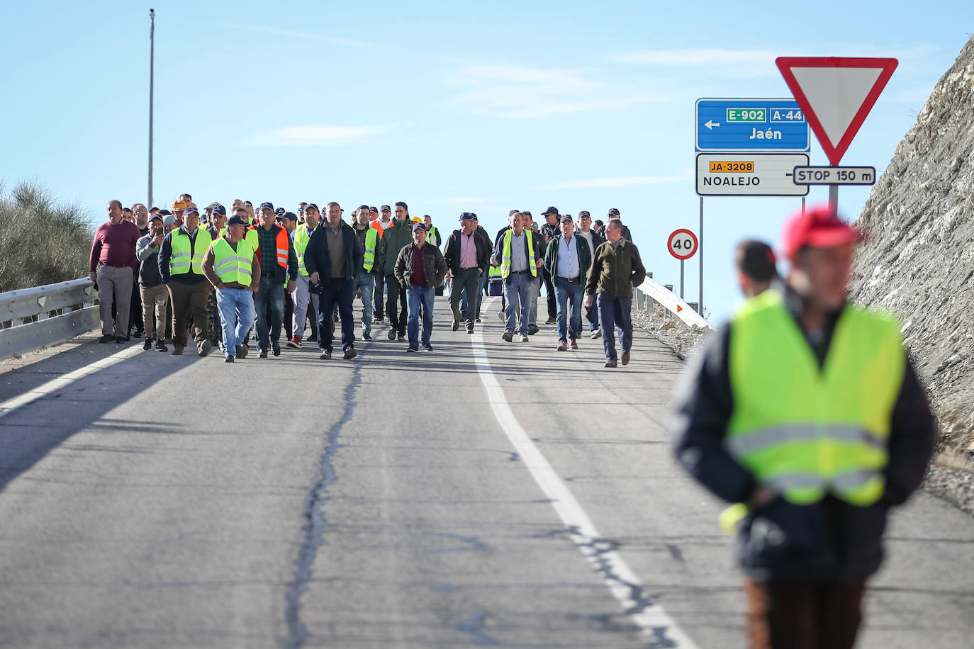 Los precios hundidos por debajo del nivel de hace diez años llevan al límite al campo granadino