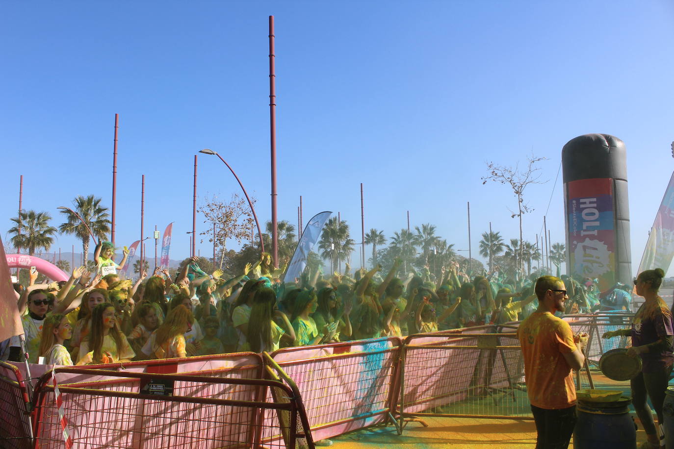 La Holi Life, una de las carreras más desenfadadas del calendario de carreras populares, ha teñido de color el Recinto Ferial de Almería, donde centenares de almerienses han disfrutado de una jornada lúdica y deportiva. 