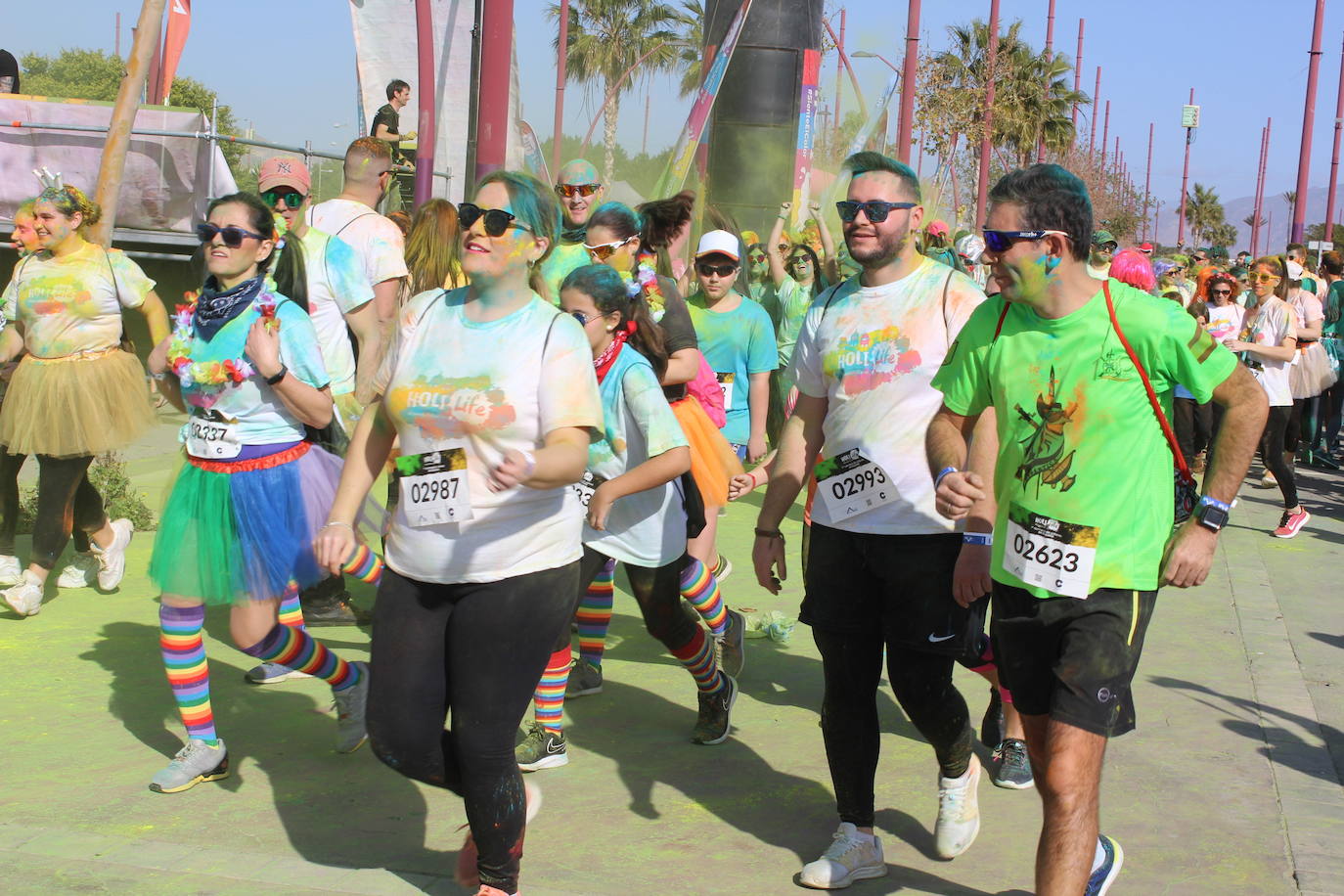 La Holi Life, una de las carreras más desenfadadas del calendario de carreras populares, ha teñido de color el Recinto Ferial de Almería, donde centenares de almerienses han disfrutado de una jornada lúdica y deportiva. 