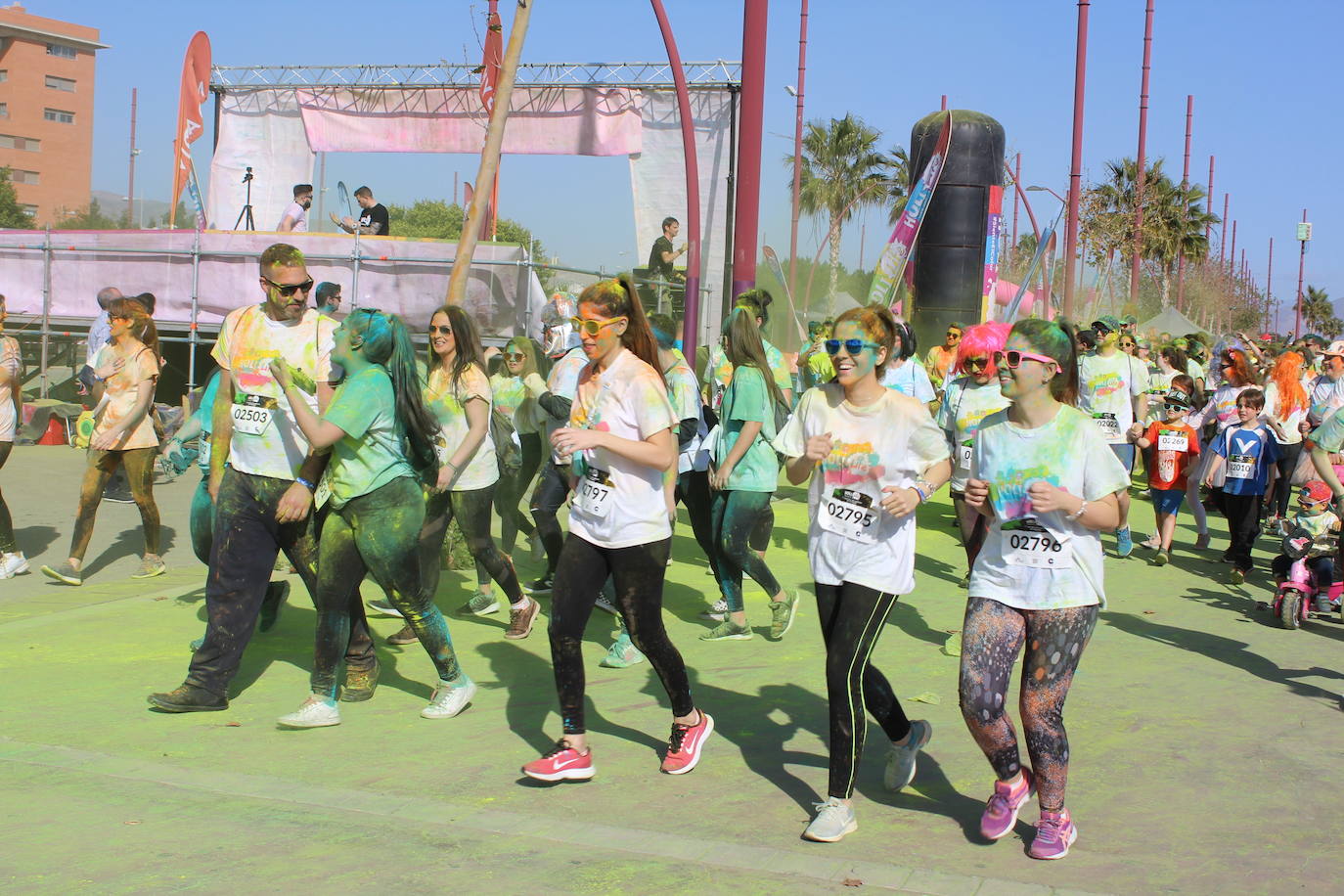 La Holi Life, una de las carreras más desenfadadas del calendario de carreras populares, ha teñido de color el Recinto Ferial de Almería, donde centenares de almerienses han disfrutado de una jornada lúdica y deportiva. 