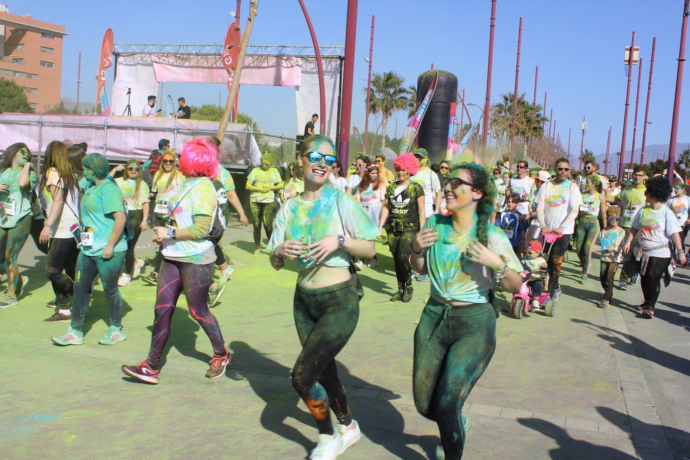 La Holi Life, una de las carreras más desenfadadas del calendario de carreras populares, ha teñido de color el Recinto Ferial de Almería, donde centenares de almerienses han disfrutado de una jornada lúdica y deportiva. 