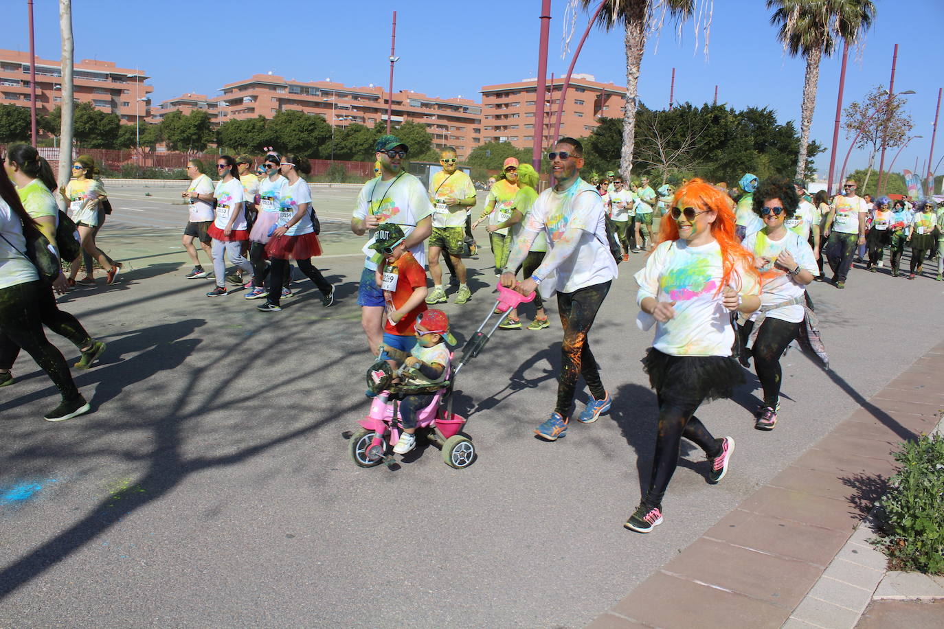 La Holi Life, una de las carreras más desenfadadas del calendario de carreras populares, ha teñido de color el Recinto Ferial de Almería, donde centenares de almerienses han disfrutado de una jornada lúdica y deportiva. 