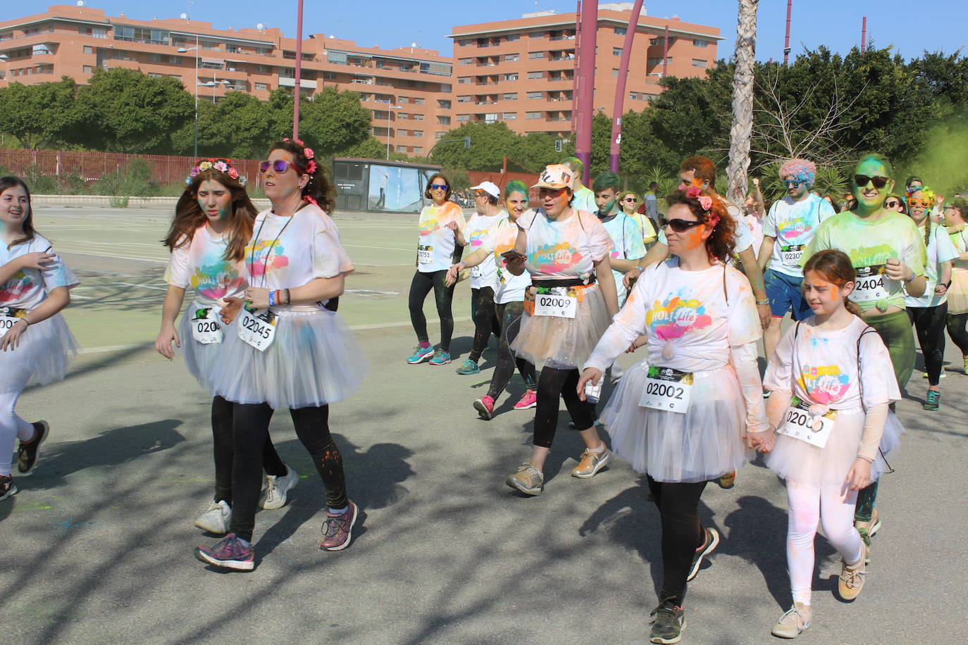 La Holi Life, una de las carreras más desenfadadas del calendario de carreras populares, ha teñido de color el Recinto Ferial de Almería, donde centenares de almerienses han disfrutado de una jornada lúdica y deportiva. 