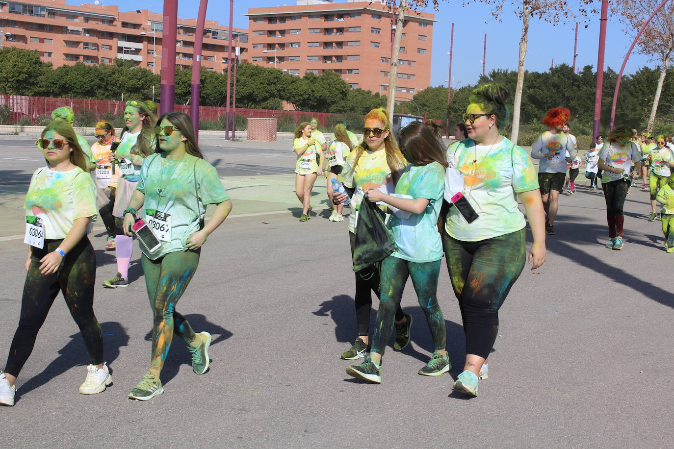 La Holi Life, una de las carreras más desenfadadas del calendario de carreras populares, ha teñido de color el Recinto Ferial de Almería, donde centenares de almerienses han disfrutado de una jornada lúdica y deportiva. 