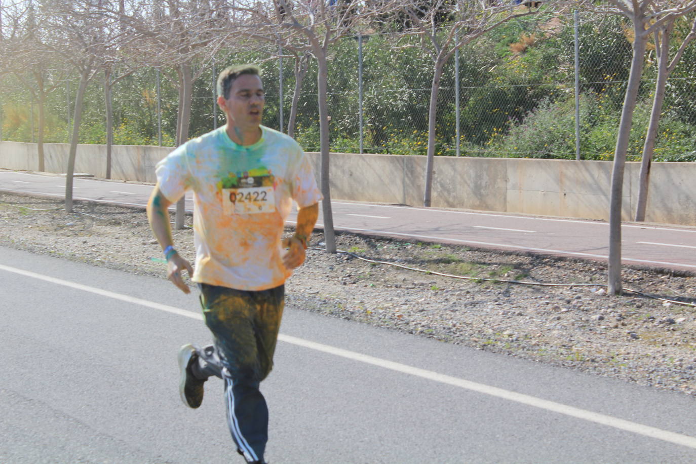 La Holi Life, una de las carreras más desenfadadas del calendario de carreras populares, ha teñido de color el Recinto Ferial de Almería, donde centenares de almerienses han disfrutado de una jornada lúdica y deportiva. 